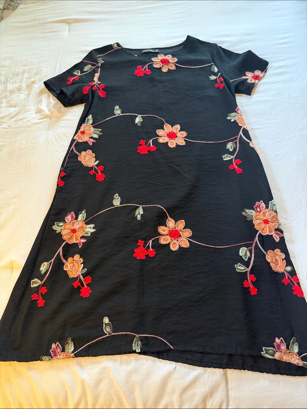 Beautiful Ana & Rose Black Floral Embroidered Short Sleeve Dress w/pockets. Med